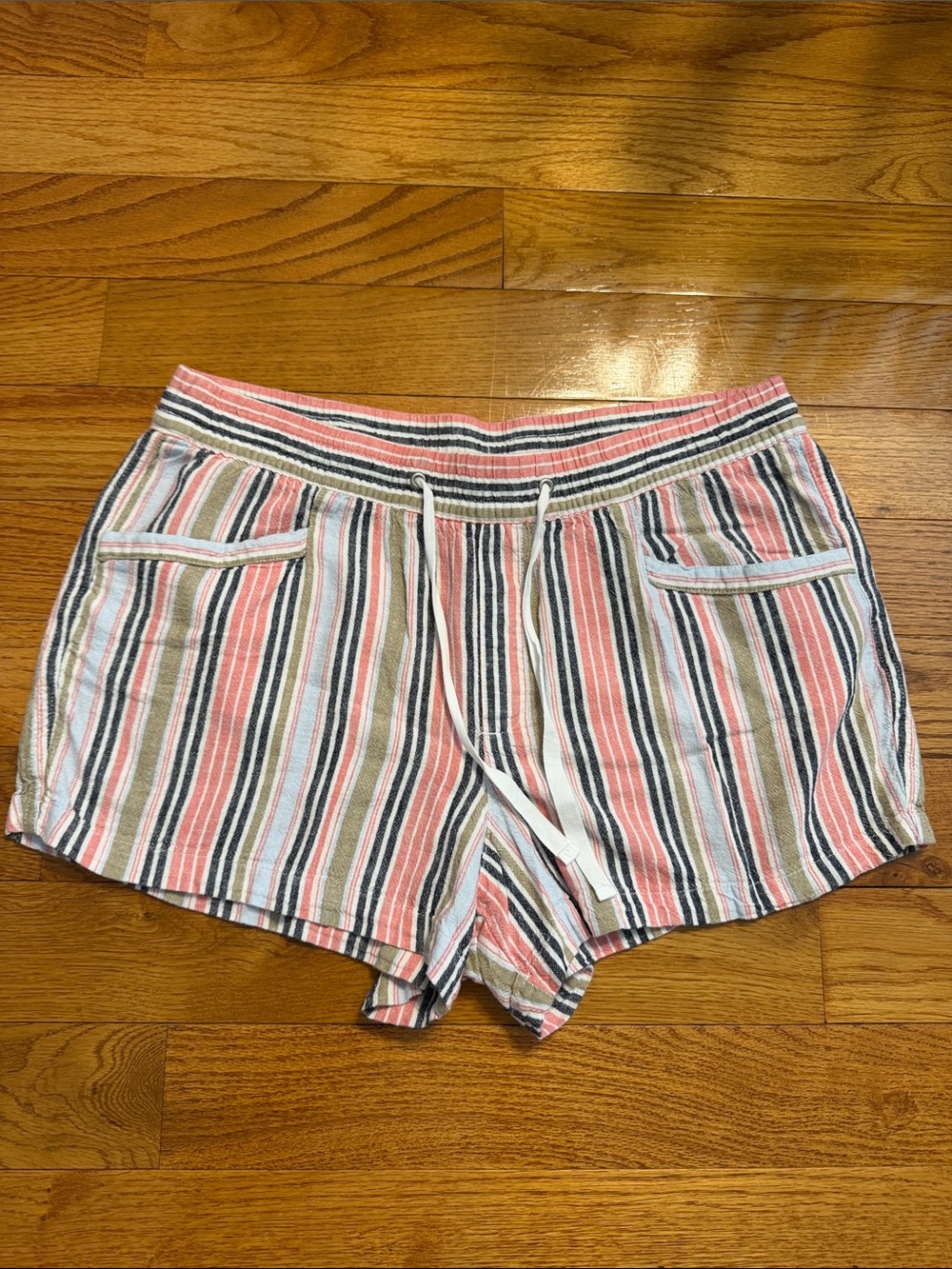 GAP Women's Size Large Shorts -
Great Condition